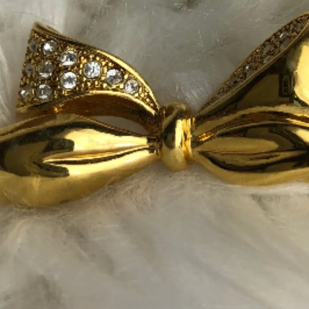 Vintage gold and crystal accent‎ bow brooch